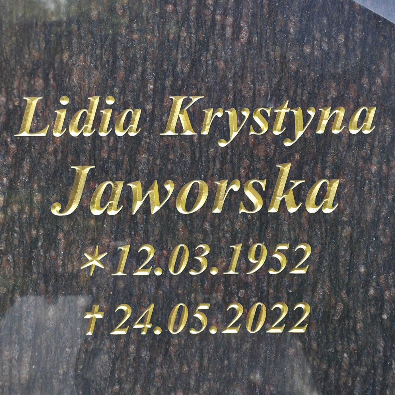 Litery złocone na nagrobku