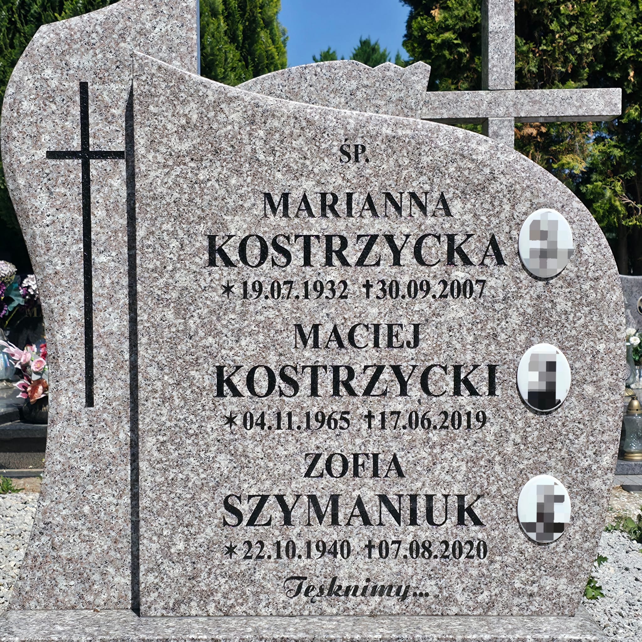 Litery piaskowane na nagrobku