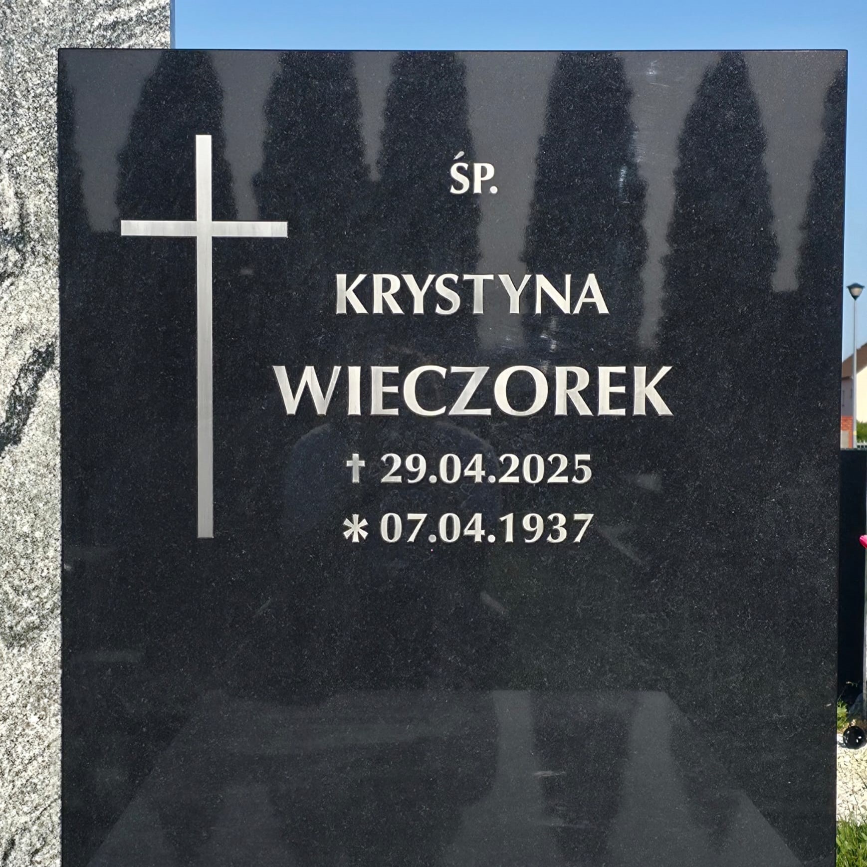 Litery ze stali nierdzewnej osadzone w kamieniu