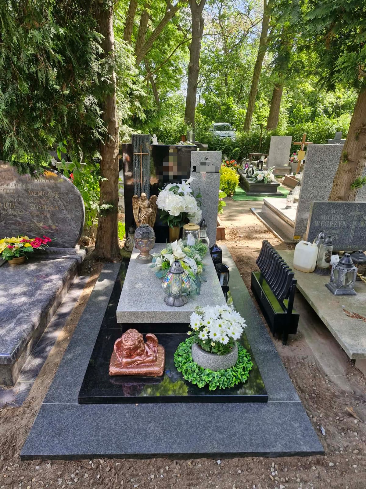 Znicze i kwiaty na grobie
