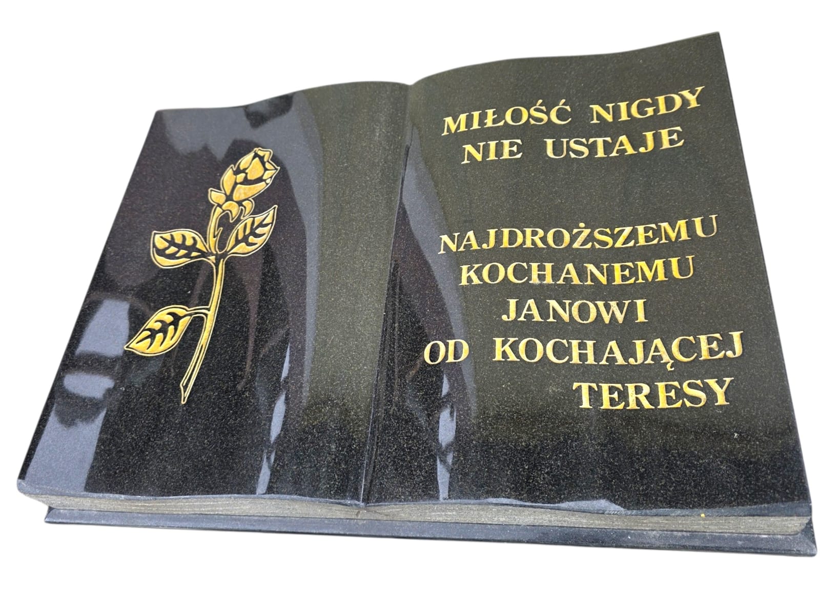 Renowacja napisu na książce granitowej